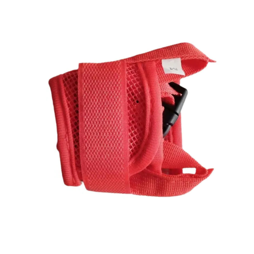 Muselière de Protection en tissu rouge. Parfait pour éduquer votre petit chien. Ajustable et anti aboiements. Convient aux chihuahuas, ou aux chats. Vendu dans la boutique « Mon Petit Chihuahua »