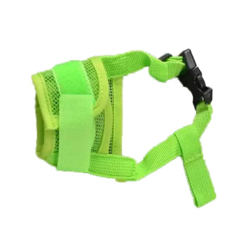 Muselière de Protection en tissu vert. Parfait pour éduquer votre petit chien. Ajustable et anti aboiements. Convient aux chihuahuas, ou aux chats. Vendu dans la boutique « Mon Petit Chihuahua »