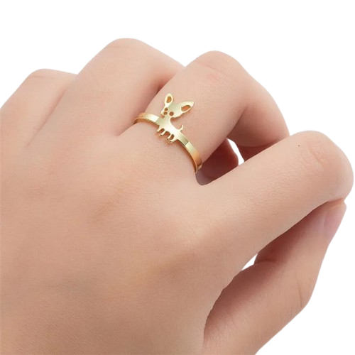 Bijoux Chihuahua : bague ajustable en or, style alliance, motif chihuahua en relief, parfait pour les amoureux des petits chiens - vue sur doigt