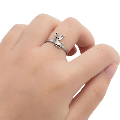 Bijoux Chihuahua : bague ajustable en argent, style alliance, motif chihuahua en relief, parfait pour les amoureux des petits chiens - vue sur doigt