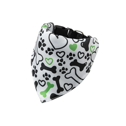 Collier pour chiens en forme de bandana blanc avec motifs noirs et verts. Confortable, convient aux petits chiens, chihuahuas, ou aux chats. Vendu dans la boutique « Mon Petit Chihuahua »