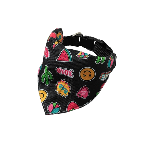 Collier pour chiens en forme de bandana noir avec motifs colorés. Confortable, convient aux petits chiens, chihuahuas, ou aux chats. Vendu dans la boutique « Mon Petit Chihuahua »