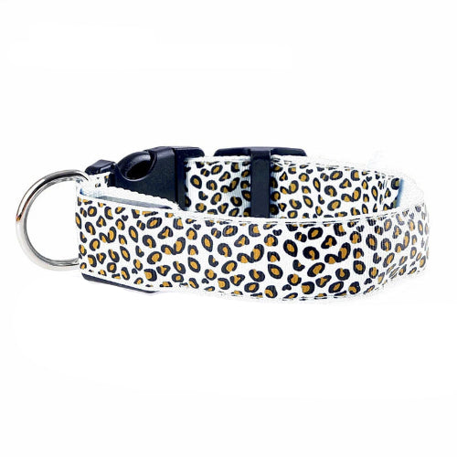 Collier pour chiens blanc aux motifs Léopard avec éclairage LED. Confortable, convient aux petits chiens, chihuahuas, ou aux chats. Vendu dans la boutique « Mon Petit Chihuahua »