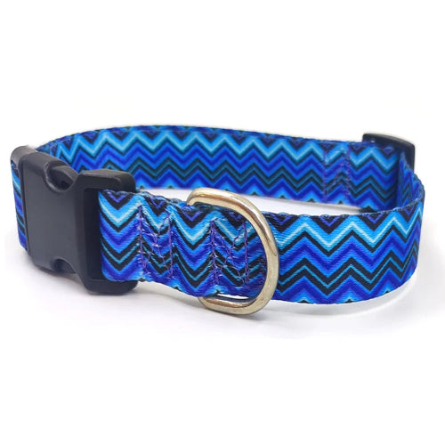 Collier pour chiens aux motifs bleus. Vendu avec sa Laisse assortie. Confortable, convient aux petits chiens, chihuahuas, ou aux chats. Vendu dans la boutique « Mon Petit Chihuahua »