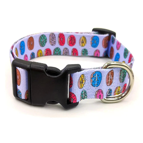 Collier pour chiens aux motifs « donuts colorés ». Vendu avec sa Laisse assortie. Confortable, convient aux petits chiens, chihuahuas, ou aux chats. Vendu dans la boutique « Mon Petit Chihuahua »
