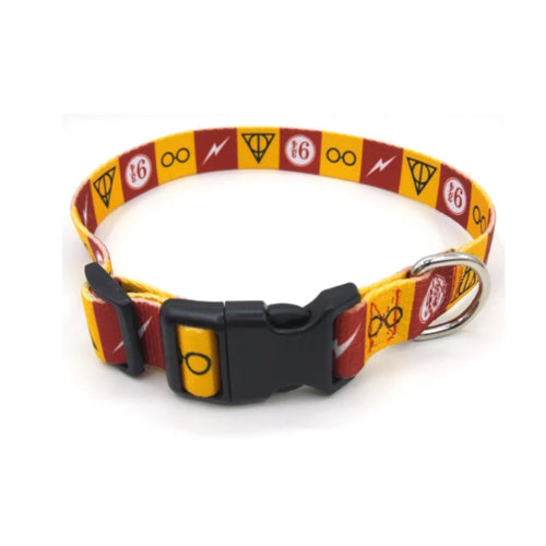 Collier pour chiens aux motifs « Harry Potter ». Vendu avec sa Laisse assortie. Confortable, convient aux petits chiens, chihuahuas, ou aux chats. Vendu dans la boutique « Mon Petit Chihuahua »
