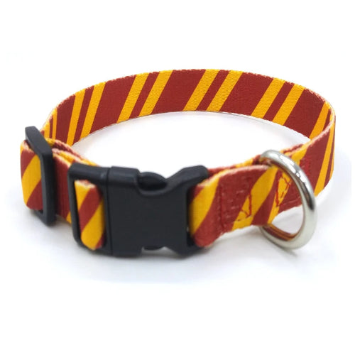 Collier pour chiens aux rayures rouges et jaunes. Vendu avec sa Laisse assortie. Confortable, convient aux petits chiens, chihuahuas, ou aux chats. Vendu dans la boutique « Mon Petit Chihuahua »