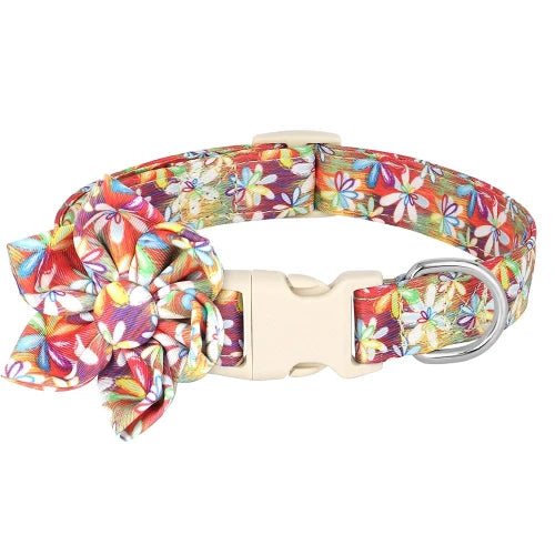Collier pour Chihuahua en tissu coloré avec motifs fleurs. Tendance, pour offrir confort et sécurité à votre petit chien ou chat