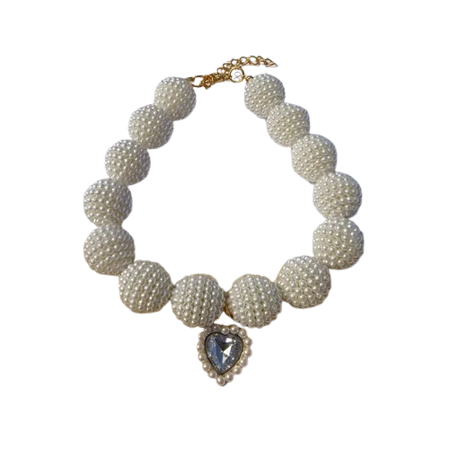 Collier pour Chihuahua en perles blanches et un pendentif en coeur. Tendance, pour offrir confort et sécurité à votre petit chien ou chat
