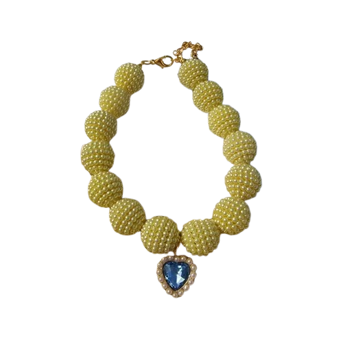 Collier pour Chihuahua en perles jaunes et un pendentif en coeur. Tendance, pour offrir confort et sécurité à votre petit chien ou chat
