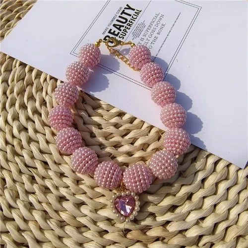 Collier pour Chihuahua en perles roses et un pendentif en coeur. Tendance, pour offrir confort et sécurité à votre petit chien ou chat