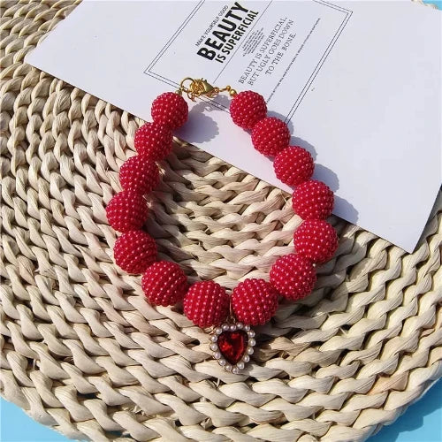 Collier pour Chihuahua en perles rouges et un pendentif en coeur. Tendance, pour offrir confort et sécurité à votre petit chien ou chat