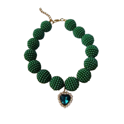 Collier pour Chihuahua en perles vertes et un pendentif en coeur. Tendance, pour offrir confort et sécurité à votre petit chien ou chat