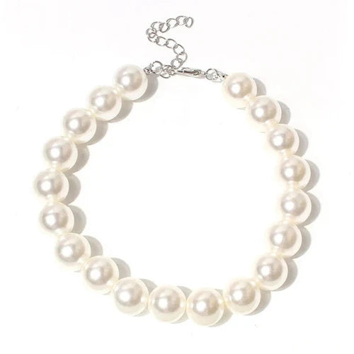 Collier pour Chihuahua en perles blanches. Tendance, pour offrir confort et sécurité à votre petit chien ou chat