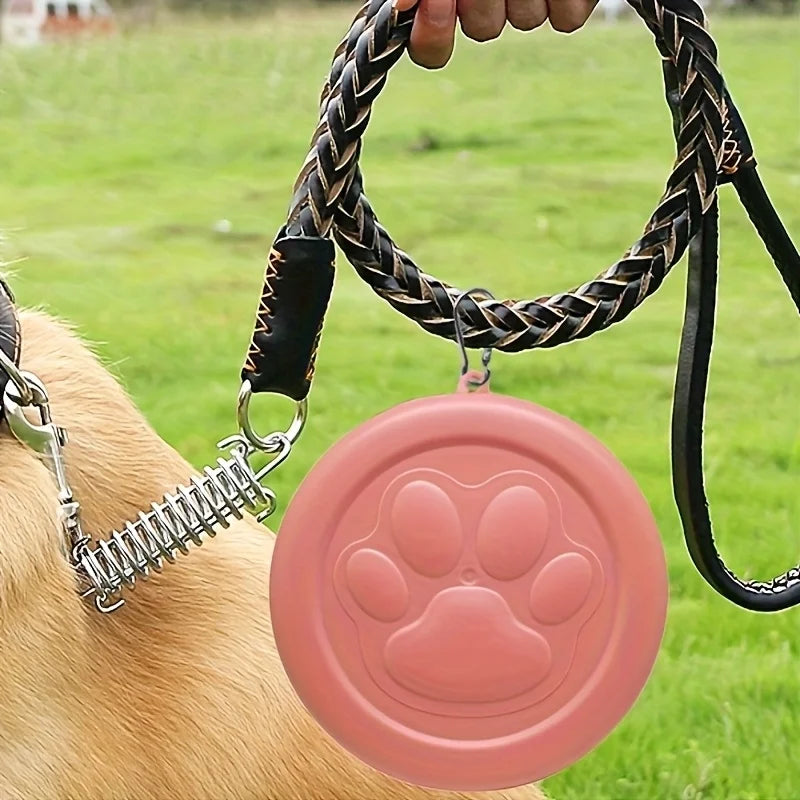 Boite à croquettes portable. Possibilité de l’accrocher à une laisse. Pour stocker les croquettes de votre petit chien. Vendue sur la boutique Mon Petit Chihuahua. Vue accrochée sur la laisse d'un chien
