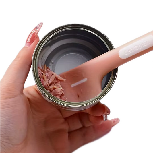 Spatule à pâté colorée, pour racler le fond des boites de conserve. Couleur rose. Adaptée à tous les petits chiens et les chats. Vendue sur la boutique Mon Petit Chihuahua. Vue en focntionnement