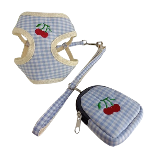 Harnais bleu ร carreaux avec motif cerises. Vendu avec un petit sac et sa laisse assortie pour petit chien. Convient aux petits chiens, chihuahuas, ou aux chats.