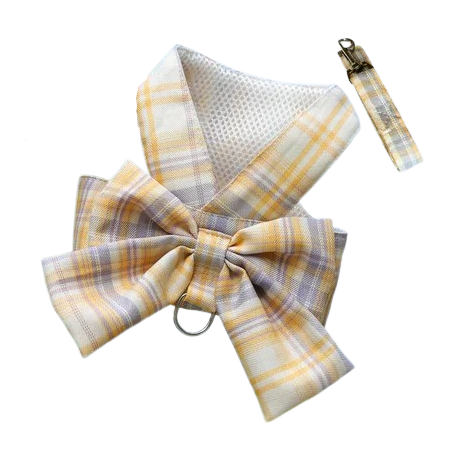 Harnais pour chiens en forme de Jupe jaune à carreaux. Vendu avec sa Laisse assortie. Confortable, convient aux petits chiens, chihuahuas, ou aux chats. Vendu dans la boutique « Mon Petit Chihuahua »