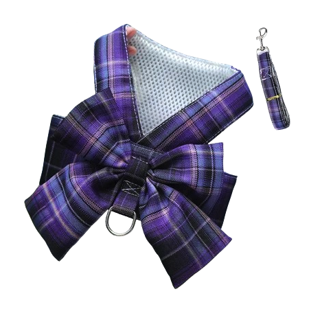 Harnais pour chiens en forme de Jupe violette à carreaux. Vendu avec sa Laisse assortie. Confortable, convient aux petits chiens, chihuahuas, ou aux chats. Vendu dans la boutique « Mon Petit Chihuahua »