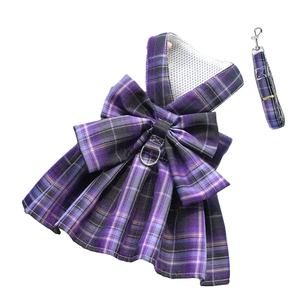 Harnais pour chiens en forme de robe violette à carreaux. Vendu avec sa Laisse assortie. Confortable, convient aux petits chiens, chihuahuas, ou aux chats. Vendu dans la boutique « Mon Petit Chihuahua »