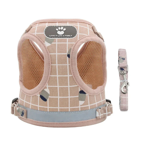 Harnais pour chiens rose à carreaux. Vendu avec sa Laisse assortie. Confortable, convient aux petits chiens, chihuahuas, ou aux chats. Vendu dans la boutique « Mon Petit Chihuahua »