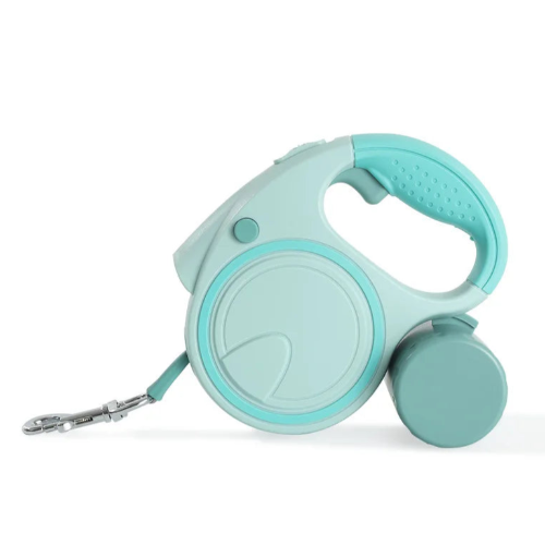 Laisse rétractable bleue verte pour chiens avec rangement détachable pour sacs poubelle. Pratique, convient aux petits chiens, chihuahuas, ou aux chats. Vendu dans la boutique « Mon Petit Chihuahua »