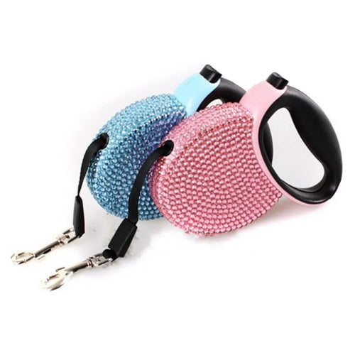 Laisse rétractable avec strass rose ou bleue pour chiens. A utiliser avec un collier. Pratique, convient aux petits chiens, chihuahuas, ou aux chats. Vendu dans la boutique « Mon Petit Chihuahua »