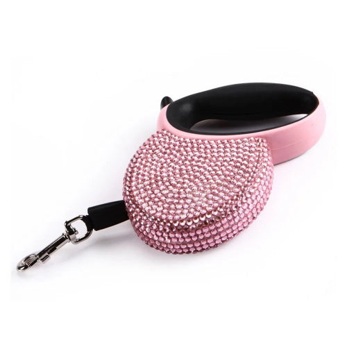 Laisse rétractable avec strass rose ou bleue pour chiens. A utiliser avec un collier. Pratique, convient aux petits chiens, chihuahuas, ou aux chats. Vendu dans la boutique « Mon Petit Chihuahua »