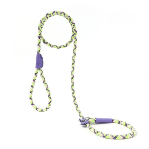 Laisse tressée verte et violette pour chiens. A utiliser avec un collier. Pratique, convient aux petits chiens, chihuahuas, ou aux chats. Vendu dans la boutique « Mon Petit Chihuahua »