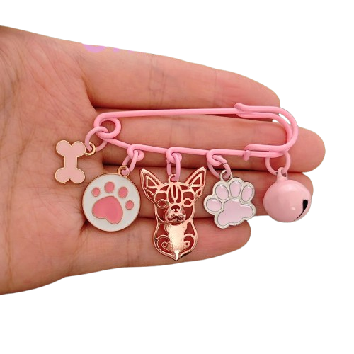 Bijoux Chihuahua : broche rose avec des motifs chihuahua en relief, parfait pour les amoureux des petits chiens - vue de face