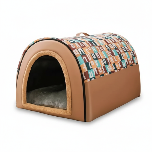 Niche pour petits chiens. Couleur marron avec des motifs alphabet. Vendue sur la boutique Mon Petit Chihuahua. Convient aussi aux Chats.