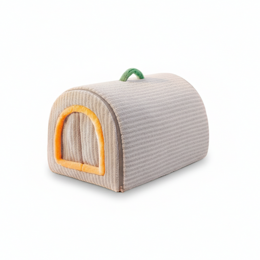 Niche pour petits chiens. En velours gris avec porte. Vendue sur la boutique Mon Petit Chihuahua. Convient aussi aux Chats.