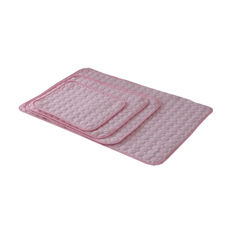 Tapis rafraîchissant pour les petits chiens. Couleur Rose, plusieurs tailles. Pratique pour les chaleurs, convient aux petits chiens, chihuahuas, ou aux chats. Vendu dans la boutique « Mon Petit Chihuahua »