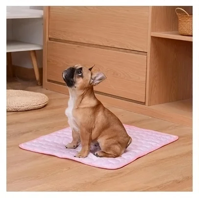 Tapis rafraîchissant pour les petits chiens. Couleur Rose, mis en place sur le sol directement. Pratique pour les chaleurs, convient aux petits chiens, chihuahuas, ou aux chats. Vendu dans la boutique « Mon Petit Chihuahua »