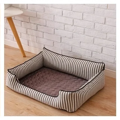 Tapis rafraîchissant pour les petits chiens. Couleur Marron, mis en place dans une niche. Pratique pour les chaleurs, convient aux petits chiens, chihuahuas, ou aux chats. Vendu dans la boutique « Mon Petit Chihuahua »