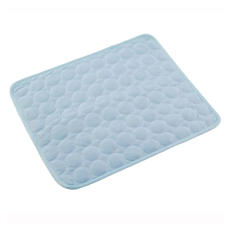 Tapis rafraîchissant pour les petits chiens. Couleur Bleu clair. Pratique pour les chaleurs, convient aux petits chiens, chihuahuas, ou aux chats. Vendu dans la boutique « Mon Petit Chihuahua »