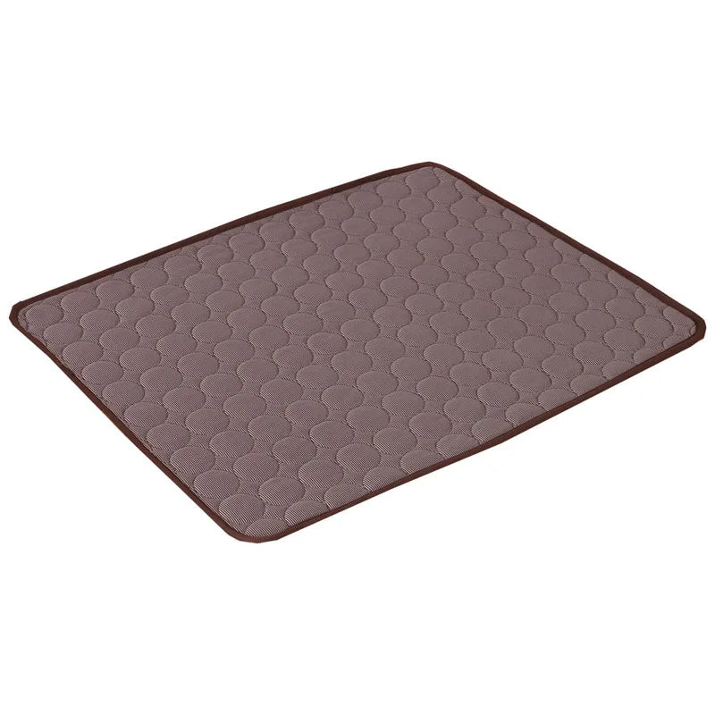 Tapis rafraîchissant pour les petits chiens. Couleur Marron. Pratique pour les chaleurs, convient aux petits chiens, chihuahuas, ou aux chats. Vendu dans la boutique « Mon Petit Chihuahua »