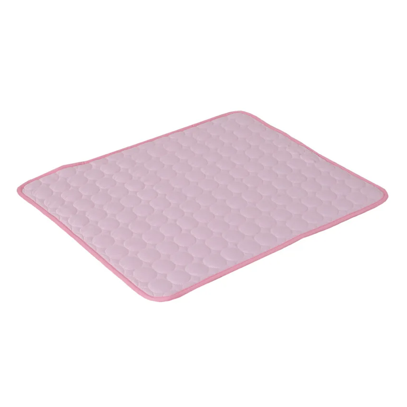 Tapis rafraîchissant pour les petits chiens. Couleur Rose. Pratique pour les chaleurs, convient aux petits chiens, chihuahuas, ou aux chats. Vendu dans la boutique « Mon Petit Chihuahua »