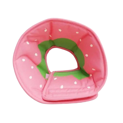 Collier de Protection en tissu aux motifs fraise rose et vert. Idéal après une opération pour empêcher votre petit chien de se gratter. Convient aux chihuahuas, ou aux chats. Vendu dans la boutique « Mon Petit Chihuahua »