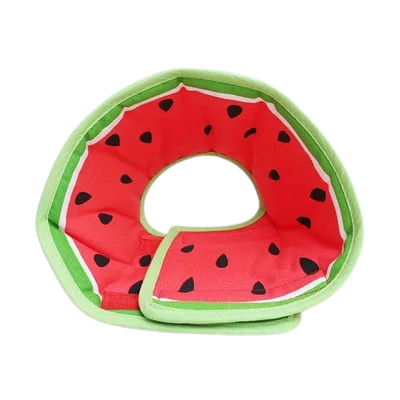 Collier de Protection en tissu aux motifs pastèques rouge et vert. Idéal après une opération pour empêcher votre petit chien de se gratter. Convient aux chihuahuas, ou aux chats. Vendu dans la boutique « Mon Petit Chihuahua »