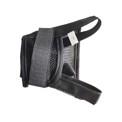 Muselière de Protection en tissu Rose. Parfait pour éduquer votre petit chien. Ajustable et anti aboiements. Convient aux chihuahuas, ou aux chats. Vendu dans la boutique « Mon Petit Chihuahua ». Vue pliée