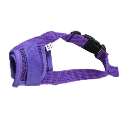 Muselière de Protection en tissu violet. Parfait pour éduquer votre petit chien. Ajustable et anti aboiements. Convient aux chihuahuas, ou aux chats. Vendu dans la boutique « Mon Petit Chihuahua »