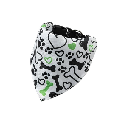 Collier pour chiens en forme de bandana blanc avec motifs noirs et verts. Confortable, convient aux petits chiens, chihuahuas, ou aux chats. Vendu dans la boutique « Mon Petit Chihuahua »
