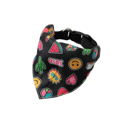 Collier pour chiens en forme de bandana noir avec motifs colorés. Confortable, convient aux petits chiens, chihuahuas, ou aux chats. Vendu dans la boutique « Mon Petit Chihuahua »