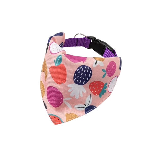 Collier pour chiens en forme de bandana rose avec motifs fruits. Confortable, convient aux petits chiens, chihuahuas, ou aux chats. Vendu dans la boutique « Mon Petit Chihuahua »
