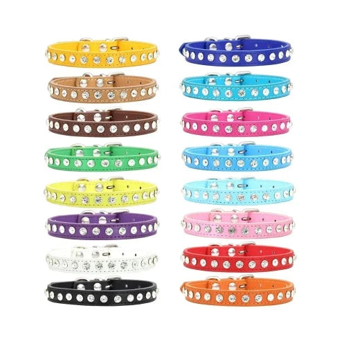 Plusieurs colliers pour Chihuahua en cuir avec des strass / diamants. Tendance, pour offrir confort et sécurité à votre petit chien ou chat