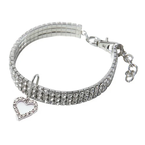 Collier pour Chihuahua argenté en diamants blanc avec pendentif coeur. Tendance, pour offrir confort et sécurité à votre petit chien ou chat