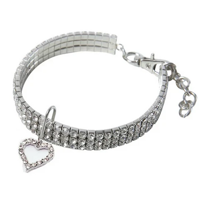 Collier pour Chihuahua argenté en diamants blanc avec pendentif coeur. Tendance, pour offrir confort et sécurité à votre petit chien ou chat