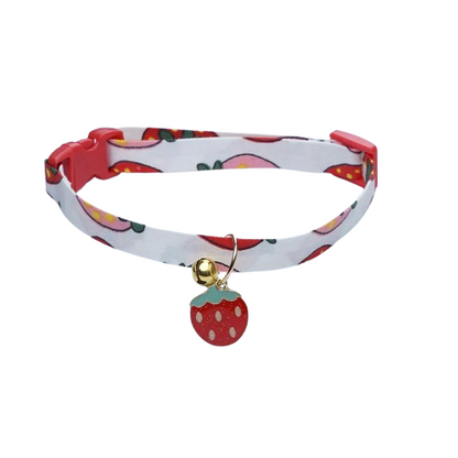 Collier pour Chihuahua blanc et rouge avec pendentif motif fraise. Elégant, pour offrir confort et sécurité à votre petit chien ou chat