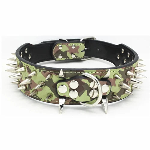Collier pour Chihuahua en cuir camouflage avec des pointes argentées. Tendance, pour offrir confort et sécurité à votre petit chien ou chat